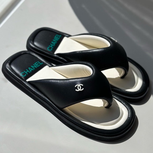 Chanel 22p Lambskin Padded Pool Thong Slides Black/White - Picture 2 of 9